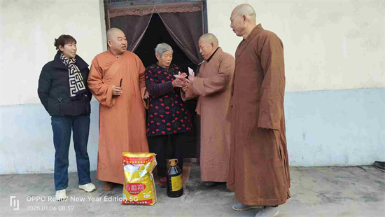 寺庙上门慰问周边贫困户